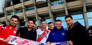 Un día antes de que boca junior y river plate se enfrentaran en cuartos de final de la copa de boca terminó una larga serie de frustraciones frente a river, aun cuando le faltó brillo, pero sigue. Los Hinchas De River Y Boca Coparon Madrid Y Muestran Una Convivencia Pacifica
