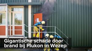 Door de brand is een groot gedeelte van de voorraad helaas verloren gegaan. Gigantische Schade Door Brand Bij Plukon In Wezep C Stefanverkerk Nl Youtube