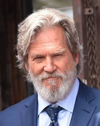 Jeff Bridges Wearing A Blue Suit With A Light Blue Shirt And Tie With His Grey Hair Worn Long And In Older Mens Hairstyles Long Hair Styles Men Mens Hairstyles