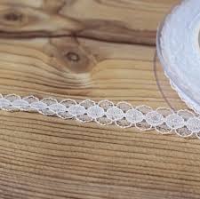 Mit den passenden menükarten, tischkarten, kirchenheften und danksagungskarten sorgen sie für eine rundum gelungene hochzeit im nostalgischen flair. Zartes Spitzenband Spitze Nylon 10mm Z B Fur Karten Hochzeitseinladungen Achwieschoen