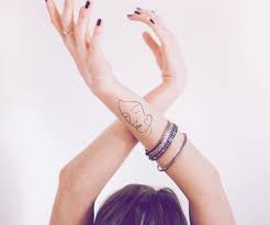 Learn how to choose the right tattoo, along with tattoo tips. One Line Tattoos Darum Sind Sie So Im Trend Desired De