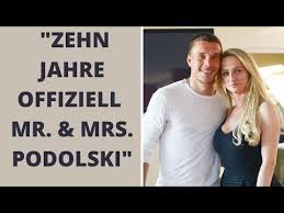 Lukas podolski (31) hat seiner frau monika mit einem süßen knutschfoto im partnerlook zum valentinstag gratuliert. Lukas Podolski Frau Lukas Podolski Hochemotionale Worte Zum Abschied Pika S Movie List