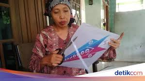 Bermain layangan di jalan raya (sumber gambar: Menengok Kampung Layang Layang Di Pasuruan