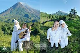 We post latest beautiful prewedding pictures for ideas and inspirations. Prewedding Merapi Jogja 17 Foto Prewed Casual Hijab Outdoor Simple Romantis Niken Pandu Fotografer Pernikahan Prewedding Wedding Photographer Jogja Yogyakarta Indonesia