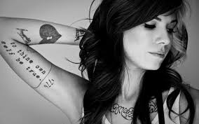 Violin key and piano tattoo on left arm. Bestlamrywi Tattoo Oberarm Innenseite Frau