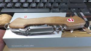 In 2017 victorinox introduced an unusual and unique tool, the wine master , designed for the wine lover and bon viveur on the road, or at home! Victorinox Wine Master Reddot Award 2018 Winner Youtube