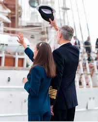 La partida de la princesa Leonor ha dejado momentos inolvidables, como la  emoción de la reina Letizia durante la despedida a su hija mayor o el  momento fotógrafo del rey Felipe rei,