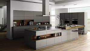 Dünyanın pek çok yerindeki meslektaşları ile rekabet eden yerli tasarımcıların da giderek daha iddialı hale geldiği bir alan olan mutfak dolapları, sofistike siyah ankastre fırın, mikrodalga fırın, bulaşık makinesi ve buzdolabıyla da tamamlanan mutfak dolapları, beyaz zemin ve tavanla da güzel bir. Asla Cikmak Istemeyeceginiz Dunyanin En Pahali Mutfaklari Paratic