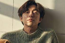 Korang sibuk nak buat rambut style2 macam kambing pop lah, mohawk lah, tapi ini fesyen paling rare. 7 Aktor Korea Yang Mencuri Hati Dengan Rambut Belah Tengah