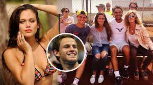 Un tenista italiano no aguantó el calor y se puso un tubo de aire acondicionado debajo de la ropa, diego schwartzman: Diego Schwartzman Family Video With Girlfriend Barbie Velez Youtube