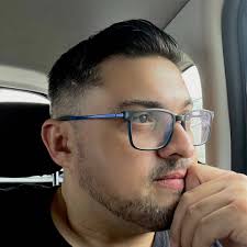 Durante muchos años he tenido la oportunidad de trabajar con arreglistas y  productores de trayectoria reconocida. Y en los últimos tiempos ha nacido  un fenómeno ( al menos para mi) de aquellos