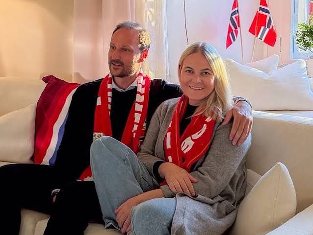 La doble alegría de la princesa Mette-Marit: vuelve a casa tras su ingreso en el hospital y celebra con su marido Haakon la victoria de Noruega sobre Brasil en el Mundial