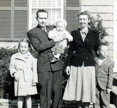 1950 S Black And White Family Photos 1950s Lifestyle Google Search A Typical Family In The Fifties Vintage Family Photos 1950s Fashion Menswear 1950s Lifestyle