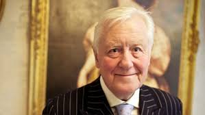 Inglés multimillonario busca esposa joven para heredarle su fortuna y sus  castillos