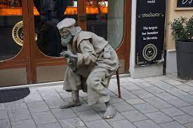 2020 top things to do in bratislava. Wer Guckt Da Aus Dem Gully Skulpturen In Bratislava