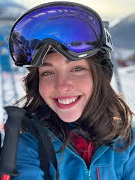 Bonjour à tous. 👋 Nous sommes deux pâtissiers Moi même ( 25 ans ) et  Marine ( 27 ans ). Nous sommes à la recherche de notre saison d'hiver , si  possible