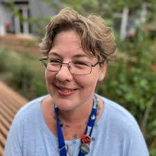 Lisa Poston's Instagram, Twitter & Facebook