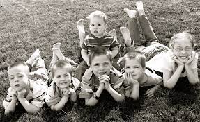 Children Picture Poses Google Search Large Family Photos Cousin Pictures Large Family Portraits