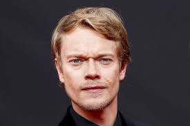De gentse acteur michel van dousselaere (73) is overleden. Game Of Thrones Acteur Alfie Allen Treurt Om Overleden Stuntdouble Linda Nl