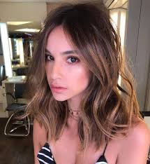 Luzes mel e dourado na amada e gata @leeticiabarros  😍😍😍❤️😍😍🎉💖💖🎉😍❤️Corte reto com fios irregulares e a frente maior  🎉🎉🎉🎉🎉😍😍😍 #morena…