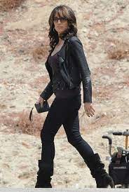 A biker struggles to balance being a father and being involved in an outlaw motorcycle club. Katey Sagal Picture 75 On The Set Of Sons Of Anarchy Sons Of Anarchy Gemma Sons Of Anarchy Katey Sagal