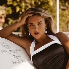 Discover the magic of the internet at imgur, a community powered entertainment destination. Heirlooms Safira By Molly Rustas Mollyrustas