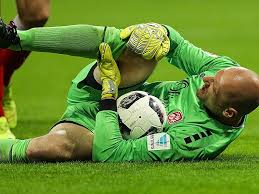 Bundesliga, sind nicht zum ersten mal von positiven tests betroffen. Torhuter Robert Wulnikowski Von Den Wurzburger Kickers Erlitt Im Spiel Bei 1860 Munchen Einen Kreuzbandanriss Kicker