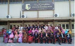 Beliau adalah bekas pelajar sekolah izzuddin shah pada tahun 1966 sehingga 1970 bermula di tingkatan satu hingga tingkatan lima. Senarai Guru Sis 2019 Sekolah Izzuddin Shah Sis Ipoh