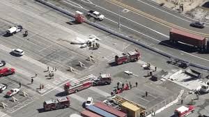 Momentos de terror vivieron los 96 pasajeros de un avión de la aerolínea tezjet, luego de que una de sus cuatro turbinas explotara cuando apenas llevaba media hora de vuelo. Accidente Aereo Telemundo 52