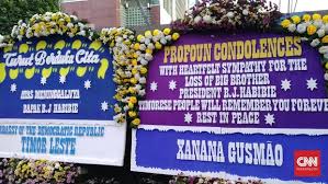 Untuk lebih detailnya, anda bisa lihat contoh dan top 5 harga karangan bunga papan duka cita surabaya berikut pada gambar dibawah ini. Karangan Bunga Duka Cita Banjiri Kediaman Habibie