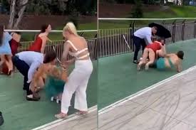 Brutal brawl between six women: they tear each other's dresses and beat  each other wildly | Marca