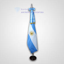 Para los que tenemos la bandera en el auto, en el frente de la casa, aunque no juguemos ningún partido Banderas Argentinas De Ceremonia Banderas Antartida Argentina