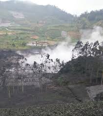 Kawah sileri di kawasan dataran tinggi dieng, kabupaten banjarnegara, jawa tengah, mengeluarkan letusan gas setinggi 50 meter, disertai keluarnya lahar dingin berupa lumpur, pada. Kawah Sileri Gunungapi Dieng Meletus