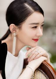 Triệu Lệ Dĩnh tái xuất sau sinh với style quý phái mà không hề sến