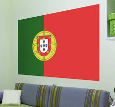 A bandeira possui forma retangular e é bipartida verticalmente de forma desigual, com o lado direito maior que o lado. Autocolante Decorativo Bandeira De Portugal Tenstickers