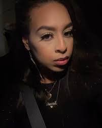 Sarahi Bello's Instagram, Twitter & Facebook