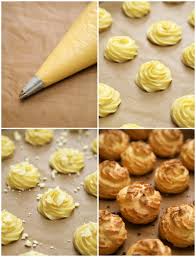 Celupkan bagian atas puff krim didinginkan ke dalam icing; Japanese Crispy Cream Puff Masam Manis