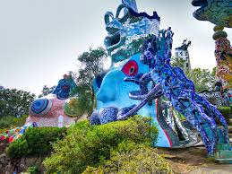 Niki's biggest project was the tarot garden she began to work on in tuscany in 1979. Tarot Garten Von Niki De Saint Phalle Uberwaltigend Voller Farben Spiegel Passenger On Earth