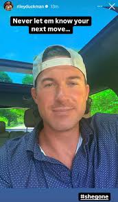 Riley Green have shaven the iconic mustache 😭😭😭