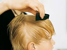 so gelingt der jungen haarschnitt jungen haarschnitt kindern haare schneiden haare schneiden anleitung