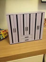 Kleiderschrank Fur Puppen Bauanleitung Zum Selber Bauen Barbie Sachen Barbie Haus Mobel Haus Selber Bauen