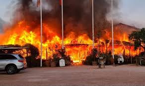 Tourist information and booking of hotels, bed and breakfast, apartments at the best price guaranteed for your holidays a forte dei marmi. Forte Dei Marmi In Fiamme Il Bagno Gilda Storico Ristorante Amato Dai Reggiani Video Stampa Reggiana