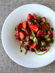 イタリア人の友人直伝！前菜やデザートに。簡単「いちごとミントのバルサミコ酢サラダ」作り方・レシピ。 - こにはめも