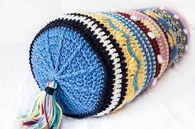 Los cojines a crochet se han puesto de moda, muchas de las personas no saben realmente cómo hacerlos, nosotros te queremos dejar algún vídeo tutorial sobre cómo poder hacer tus propios cojines a crochet, donde aprenderás paso a paso cómo hacer tus fundas de cojín fácilmente. Como Tejer Cojines A Crochet O Ganchillo