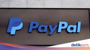 Petugas menunjukkan uang rupiah dan dolar as di salah satu gerai. Layanan Paypal Bakal Bisa Diakses Lewat Gopay