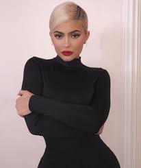 Kylie Jenner Wearing A Black Long Sleeve Dress And Red Lipstick Makeup Look Kylie Jenner Body Kylie Jenner Outfits Kylie Jenner Black