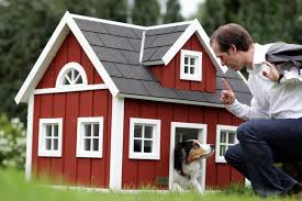 Sogar Eine Hundehutte Kann Im Schwedischen Stil Zu Einem Blickpunkt Im Garten Werden Hundehutte Hunde Haus Hundehaus Diy