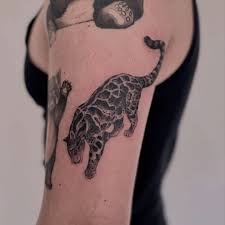 PANTERA NEBULOSA . . . . . . . #lineafina #lineafinatatuaje #tattoo  #tattoos #tattoomexico #tattoocdmx #tattooscdmx #tatuaje #tatuajes  #tatuajesmexico #tatuadoresmexicanos #fineline #finelinetattoo  #mexicotattoo #mexicotattoos #minitattoo #smalltattoo ...