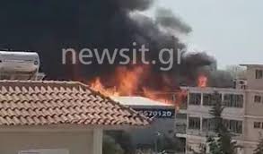 Έχει και φωτιά, την περίοδο του καύσωνα είχε κανονική φωτιά» δηλώνει εργαζόμενος της περιοχής. Megalh Fwtia Ston Aspropyrgo Kai Apopniktikh Atmosfaira Kleistoi Dromoi Pics Video