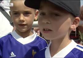 Nouveau maillot de foot equipe personnalisé avec des prix discount et une livraison rapide. Craquant Griezmann Age De 7 Ans Demandant Des Autographes Aux Bleus De 98 Elle